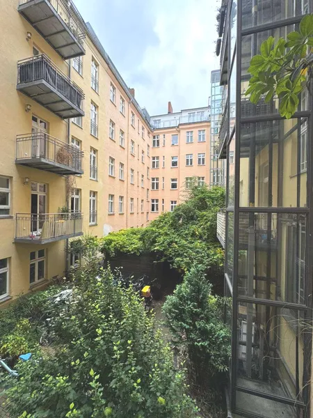 halboffene Wohnküche, ruhig im Hinterhof mit Balkon — photo 1